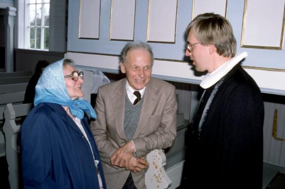 Fra venstre Hilda Kristoffersen, Omn�y, Ole Olsen, Hest�y og presten Gunnar Skavoll. 12. juni 1983.