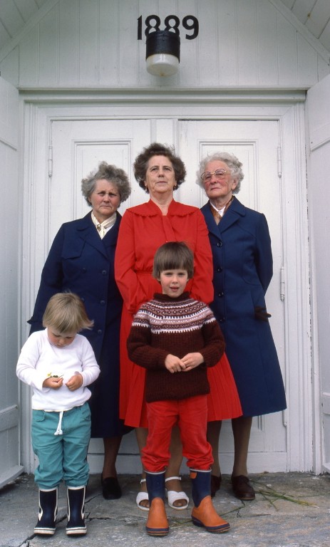 P� kirketrappa 12. juni 1983. Damene er Haldis Nilsen, Ester Olsen og Petra Pettersen.