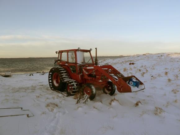 Skifte av redskap. En traktor med belter er satt i land og skal benyttes til � dra stokker til sj�kanten.