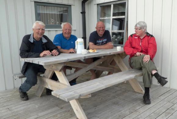 Det var disse tre glade herrer som oppdaget planten. Fra venstre Jan-Tore, Johan og Øystein, alle fra området rundt Oslofjorden. Her i samtale med Gunhild.