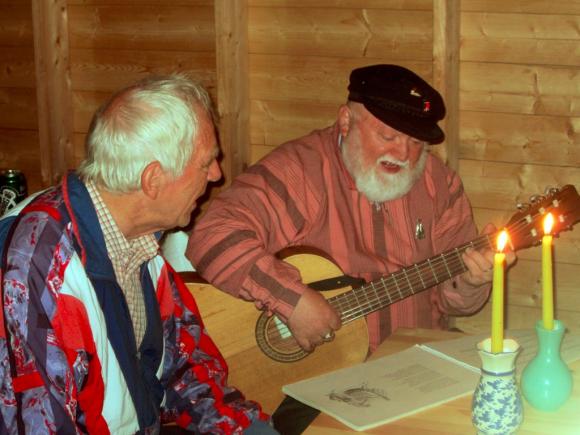 Vår lokale trubadur Ingvard fikk god hjelp av Odddbjørn Nikolaisen. Og det ble mange viser og historier på kjellerbua.