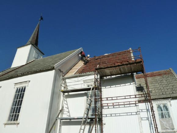 Reparasjon av kirketak september 2013. Jon-K�re Olufsen og Odd Stian Aas legger p� plass takstein.