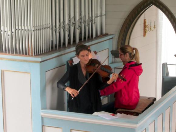 Kirkemusikk. Irina Mitrovic p� orgel og Ingrid Berg Mehus p� fiolin.