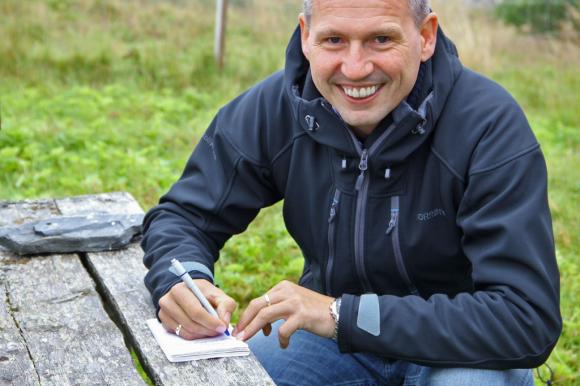 Ordfører Bård Anders Langø signerer turboka på Hundtuva.