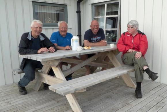 Tre glade herrer, fra venstre Jan-Tore, Johan og �ystein, alle fra omr�det rundt Oslofjorden. Her i samtale med Gunhild. De har flere ganger v�rt i Sk�lv�r p� fiskeferie og leid huset p� Hansihaugen.