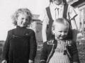 Fra venstre Gerd, bakerst Edith og foran Jane. Fotografert utenfor huset p� M�lnhushaugen, ca 1950.
