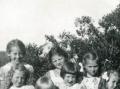 En samling sm�jenter i Sk�lv�r. Bakerst fra venstre: Edith, Synn�ve og Andrea. Foran fra venstre: Gerd, Jane, Hj�rdis og Sigrid.