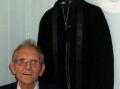 Pensjonert prest Alf Lis�y har gitt sin gamle prestekjole med tilbeh�r til sin barndoms kirke i Sk�lv�r.
