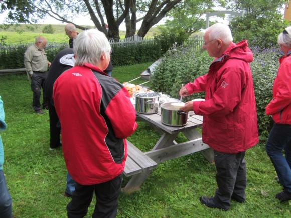 Medbrakt fiskesuppe i ble servert i Hagen.