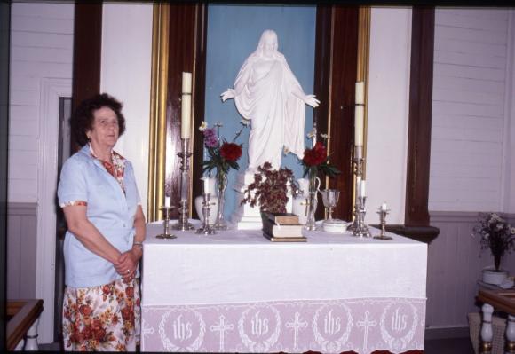 Ester Olsen har pyntet til gudstjenesten 3. august 1980.