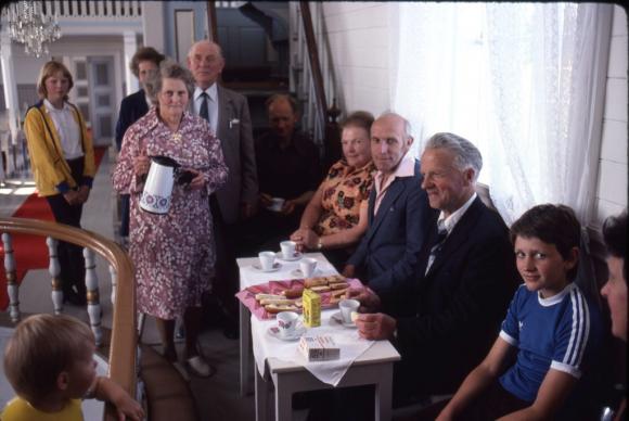 Kirkekaffe 3. august 1980. Haldis Nilsen med kaffekanne.