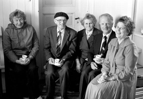 Kirkekaffe 12. juni 1983. I midten Haldis Nilsen, helt til h�yre Ester Olsen.