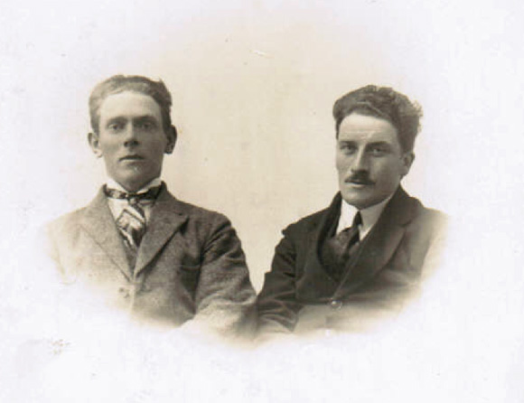 Albert Laukholm og Jacob Juul hadde en eller gang funnet p� � g� sammen til fotografen.
