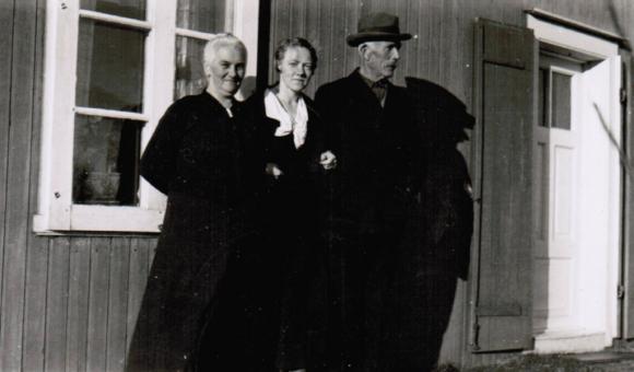 Et bilde som er tatt ved stua p� Bakken ca 1935. Otelie og Anton Jacobsen. Mellom seg har de svigerdatteren Esther Bakken (mor til Thom Bakken). Bildet eies av Thom Bakken.