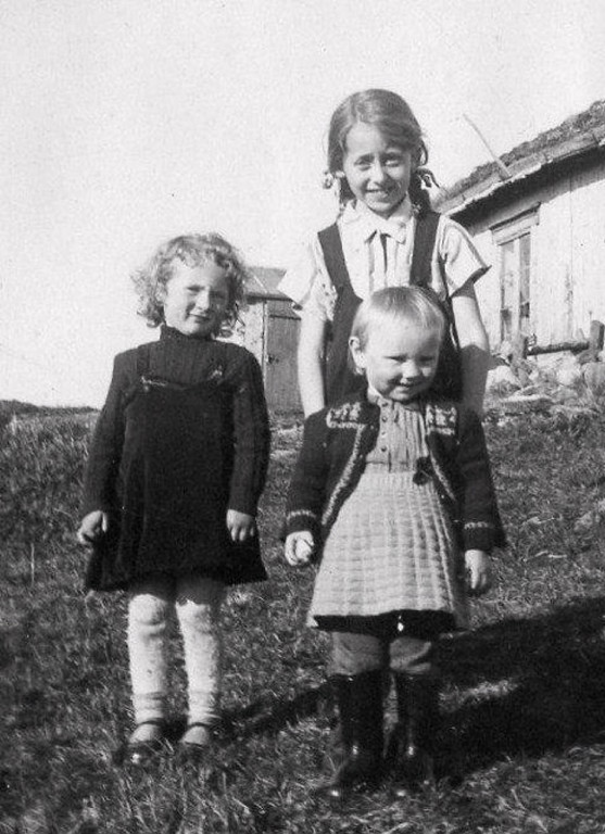 Fra venstre Gerd, bakerst Edith og foran Jane. Fotografert utenfor huset p� M�lnhushaugen, ca 1950.
