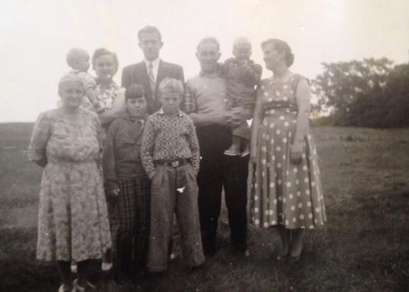 Slektninger utenfor huset p� Stasjonen p� 1950-tallet. Fra venstre og bak Julie Martinsen, Jorunn Bloms� med Elin p� armen, Asbj�rn Martinsen, Sander Martinsen med Guttorm Bloms� p� armen, Hulda Martinsen. Foran Judith og Hallgrim Nilsen fra nabohuset.