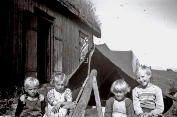 Noen barn utenfor huset p� M�lnhushaugen. Fra venstre s�sknene Bj�rn, Liv og Randi. Til h�yre Jane. Bildet er tatt av Janes mor Mary.