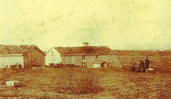 Husmannsplassen p� Ytterlodden. Bildet er fra 1902 og utl�nt av Kari Sommerseth Jacobsen. 
