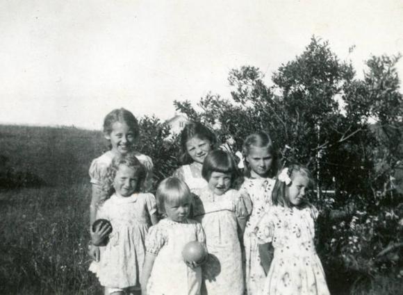 En samling sm�jenter i Sk�lv�r. Bakerst fra venstre: Edith, Synn�ve og Andrea. Foran fra venstre: Gerd, Jane, Hj�rdis og Sigrid.