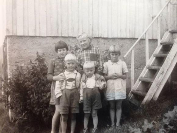 Noen unger i Sk�lv�r en gang p� 1950-tallet.  Bakerst Judith Hammervold og Jane Olausen. Foran Bj�rn Hansen, Tor Berg og Randi Hansen. Bildet eies av Judith Hammervold.
