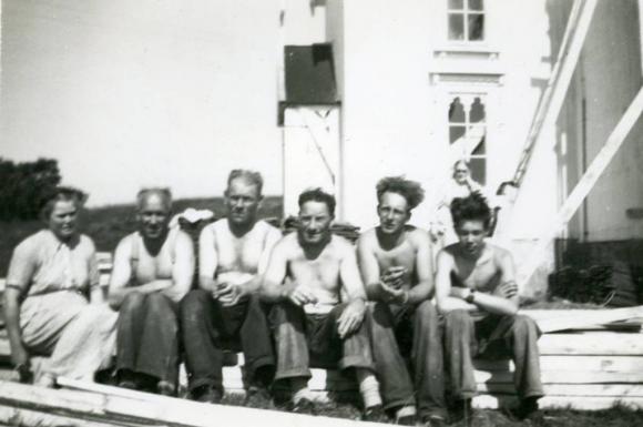 Kirkereparasjon i 1953. Fra venstre: Sandra Storjord, Petter Storjord, Albert Laukholm, Jacob Juul, �ystein Arntsen, Olaf Storjord. I bakgrunnen skimtes Astrid Laukholm.