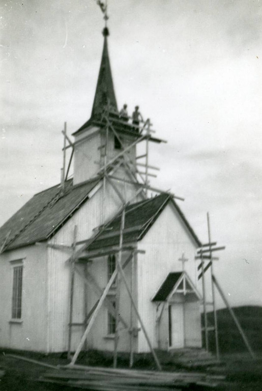 Kirkereparasjon 1953. Ganske enkelt stillas. Ikke mye sikring dengang.