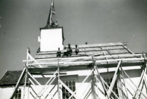 Kirkereparasjon sommeren 1953. Arbeidsgjeng p� taket.