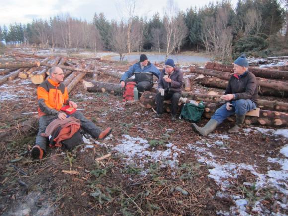 Pause i skogen s�rvest for Dammen. Fra venstre Steinar Hoff, Torbj�rn �ker�y, Gunhild og Nils Falch. De to siste har bidratt med brenning av kvist.