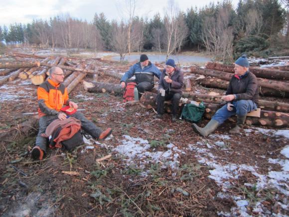 Pause i skogen s�rvest for Dammen. Fra venstre Steinar Hoff, Torbj�rn �ker�y, Gunhild og Nils Falch. De to siste har bidratt med brenning av kvist.