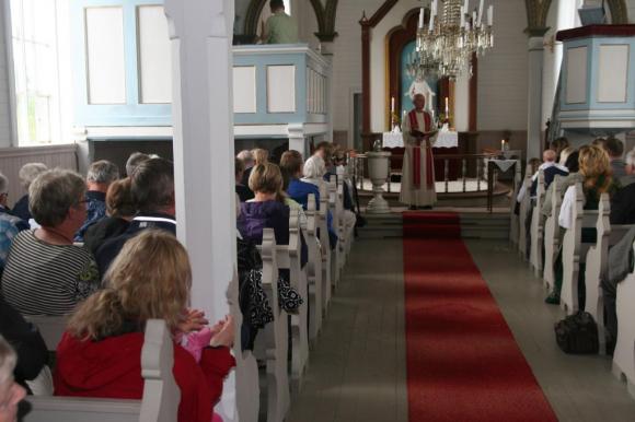 Leirfjordpresten Gunnar Masvie ledet gudstjenesten.