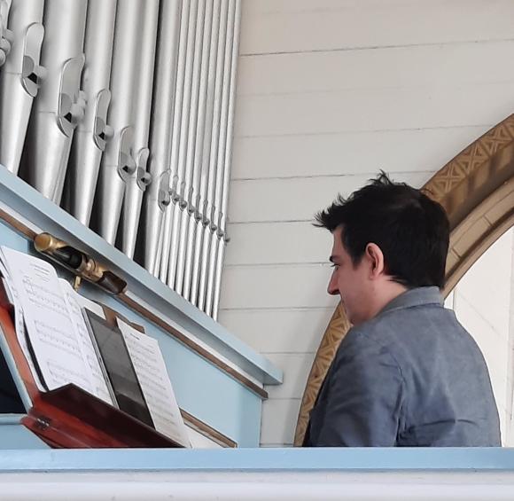 Organist Kost Jevtic fikk gjøre seg godt kjent med orgelet i Skålvær kirke.