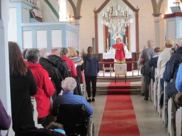 Fullsatt kirke, kanskje litt p� grunn av regnet. prest var Anna Ramskov Laursen.