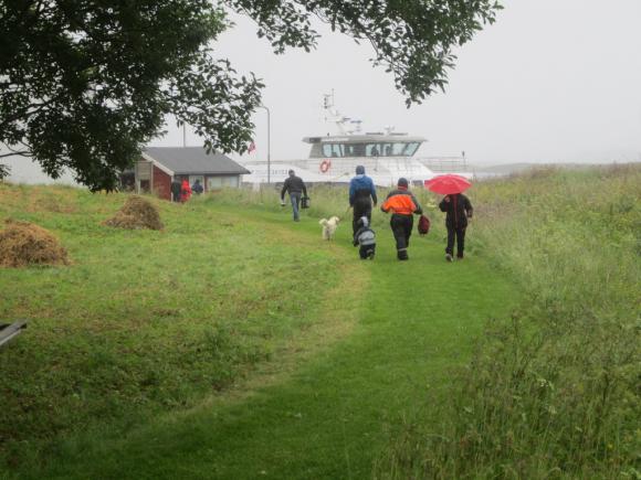 Folk søker ly for regnet der det var tak over hodet å finne. Også ombord på Lovund Exppress