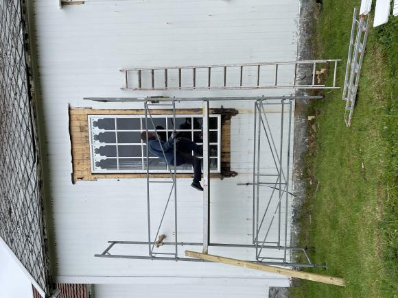 Vinduer skiftes i Sk�lv�r kirke.