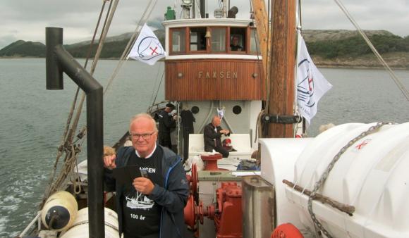 MK &quot;Faxsen&quot; pï¿½ vei fra Alstahaug til Skï¿½lvï¿½r. Pï¿½ dekk, leder i Alstahaug kirkelige fellesrï¿½d, Nils Arthur Kvalnes.