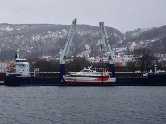 Tilligere ”Thorolf Kveldulfsøn” lastes ombord i fraktefartøyet som skal bringe den fra Bergen til Bulgaria.