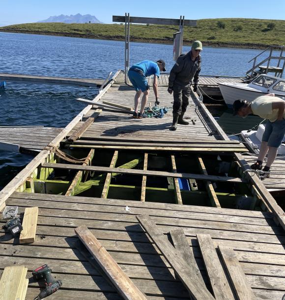 H�vard Olsen, Finn Gr�nnevik og Roy Hansen reparerer p� flytebrygga.