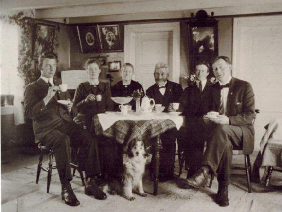 Et familebilde fra Bukkøy. Peder med kone og noen av barna. Fra venstre trolig Erling, Agnes, Anna, P. Jonaso, Kyrre? og Konrad.