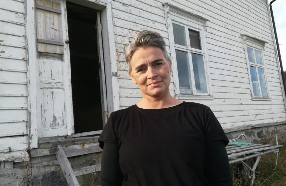 Jill N�rland foran den gamle butikkbygningen i Sk�lv�r