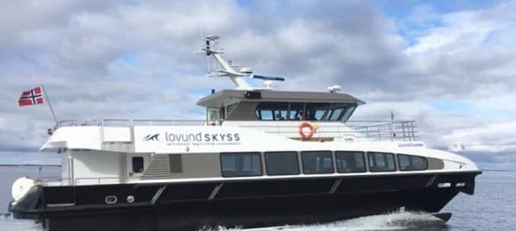 Lovund express i fart.
