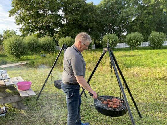 Finn Grønnevik med grill.