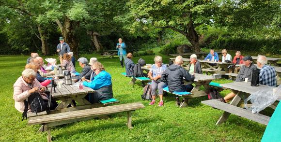 Gjestene samlet i Hagen i str�lende sommerv�r.