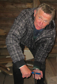 Johannes Heir tar boreprï¿½ver av tï¿½mmer pï¿½ kirkeloftet i Skï¿½lvï¿½r kirke.