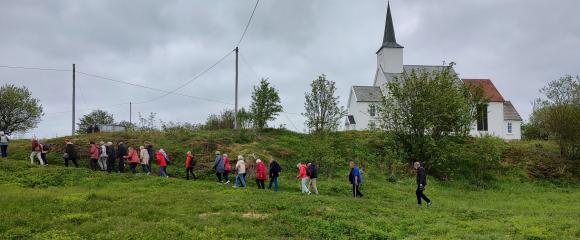 Deltakere fra Hemnes menighet i lang rekke på tur til kirken.