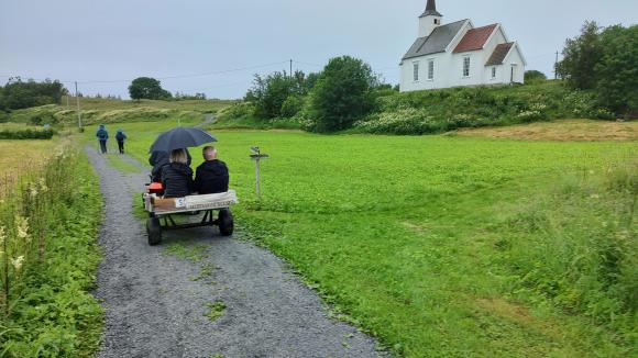 P� kirkevei under paraplyen.