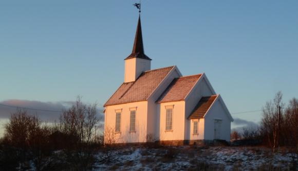 Sk�lv�r kirke i  lav sol p� �rets korteste dag. Vintersolverv desember 2014.