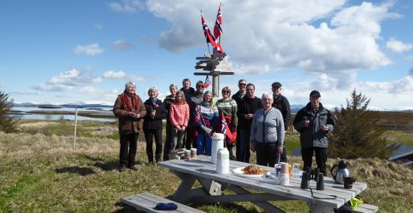 I godv�ret samlet tilstedev�rende p� Sk�lv�r seg til kaffe, vafler og nasjonalsang ved veiviseren p� Hundtua.