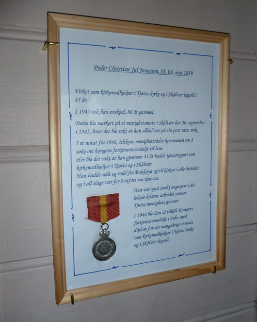 Medaljen med skriftlig forklaring er nå hengt opp i Skålvær kirke.