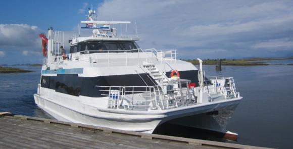 Ryp�y legger til kai i Sk�lv�r.