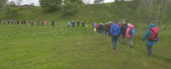 Lang rekke p� vei mot skogen.